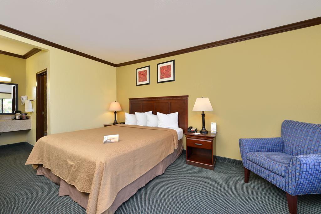 Quality I-5 Naval Base Locanda 2*